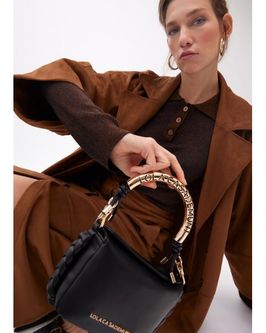Bolso mini negro con asa dorada de Lola Casademunt