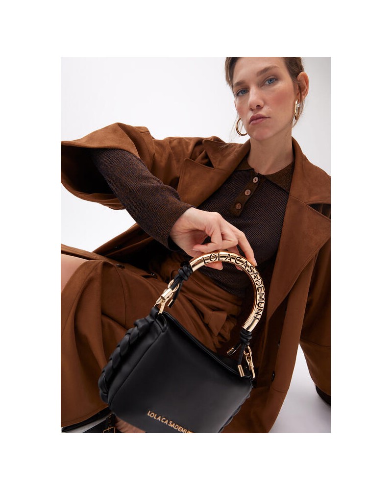 Bolso mini negro con asa dorada de Lola Casademunt