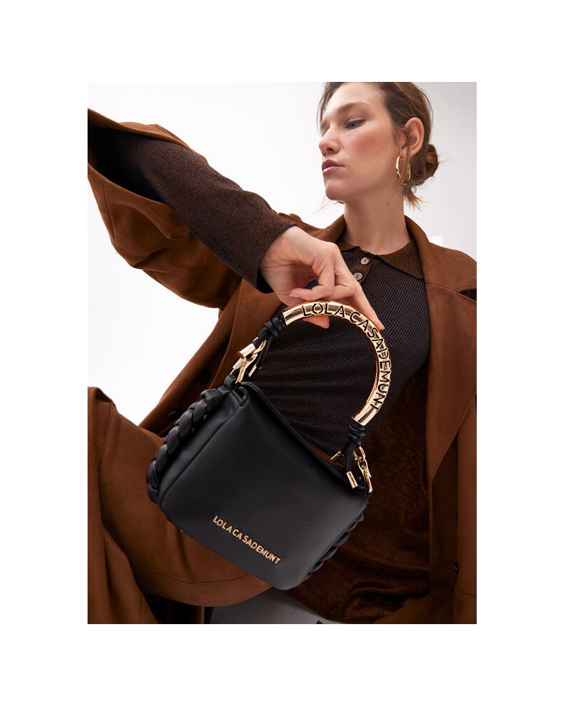 Bolso mini negro con asa dorada de Lola Casademunt