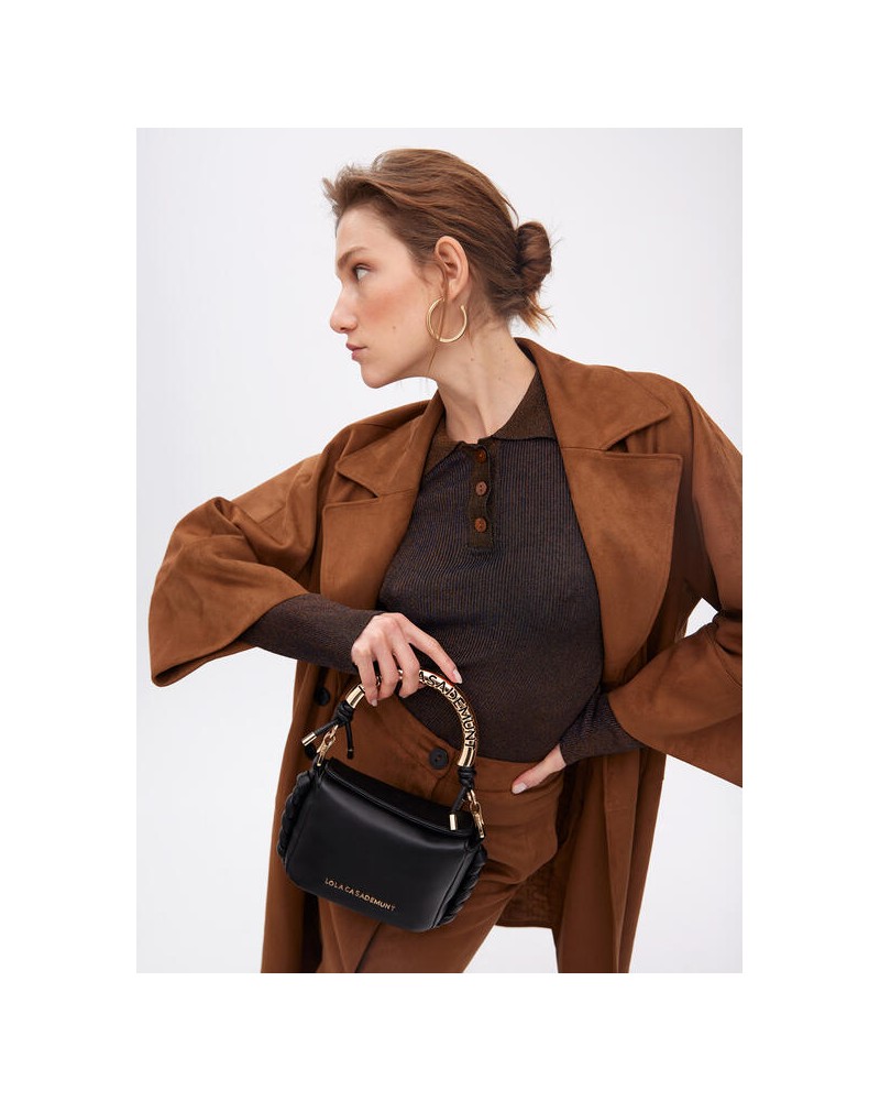 Bolso mini negro con asa dorada de Lola Casademunt