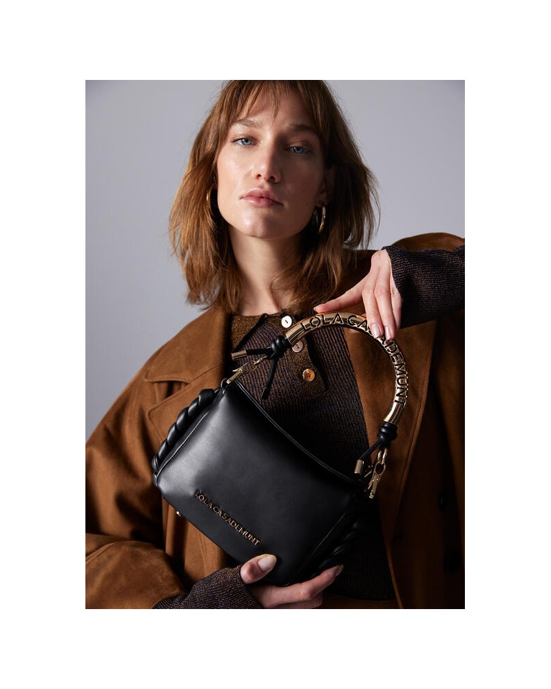 Bolso mini negro con asa dorada de Lola Casademunt