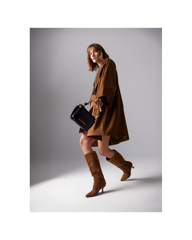 Bolso mini negro con asa dorada de Lola Casademunt