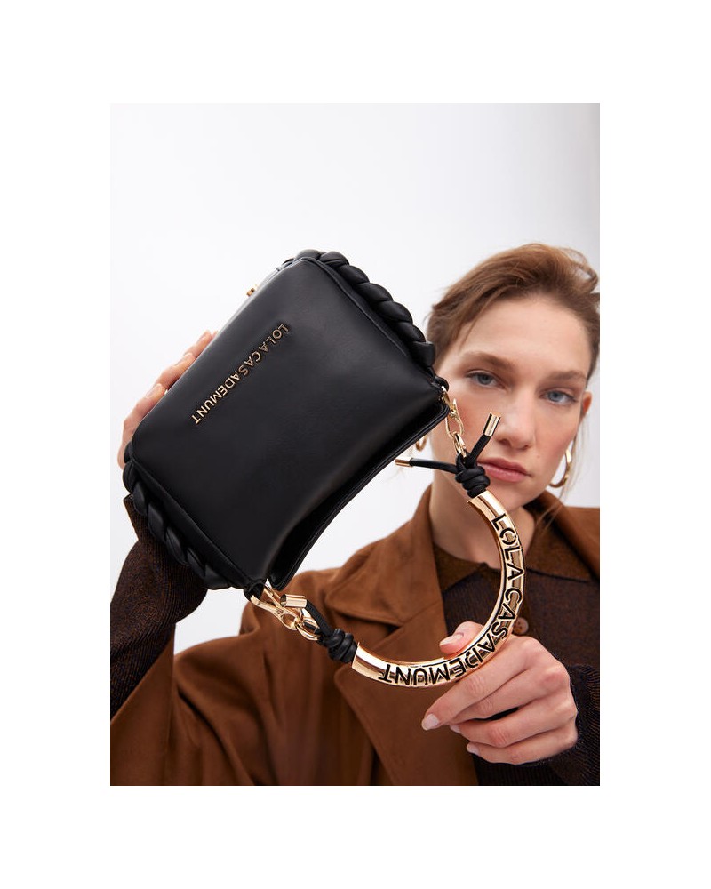 Bolso mini negro con asa dorada de Lola Casademunt