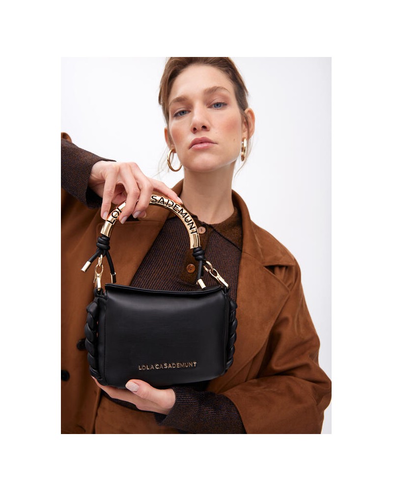 Bolso mini negro con asa dorada de Lola Casademunt