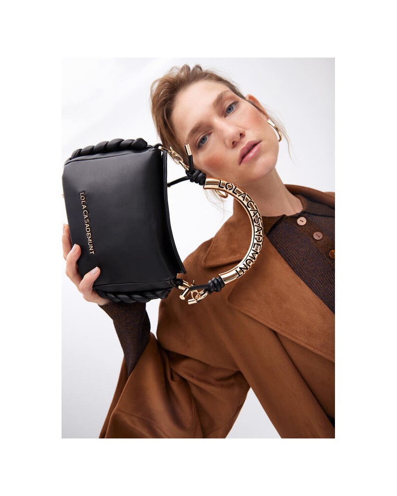 Bolso mini negro con asa dorada de Lola Casademunt