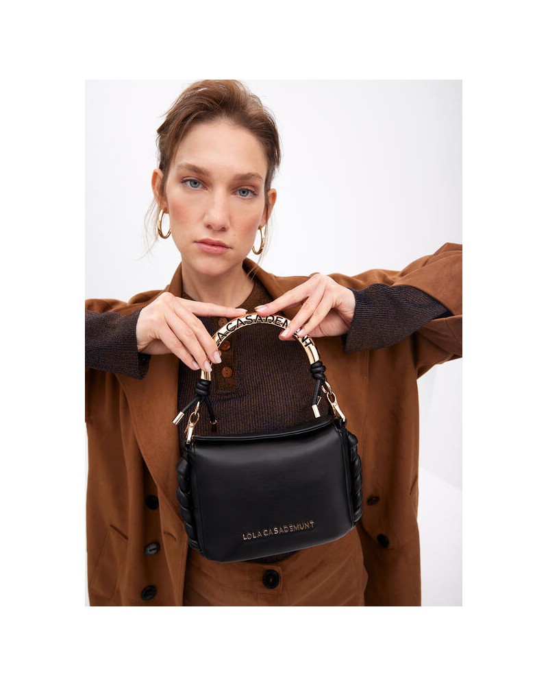 Bolso mini negro con asa dorada de Lola Casademunt