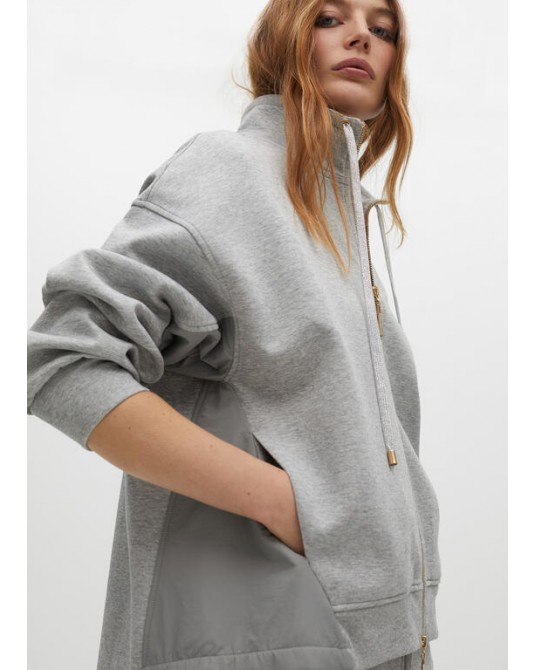 Sudadera gris detalle lateral de Lola Casademunt