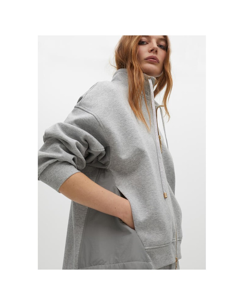 Sudadera gris detalle lateral de Lola Casademunt