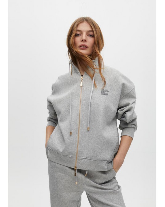 Sudadera gris detalle lateral de Lola Casademunt