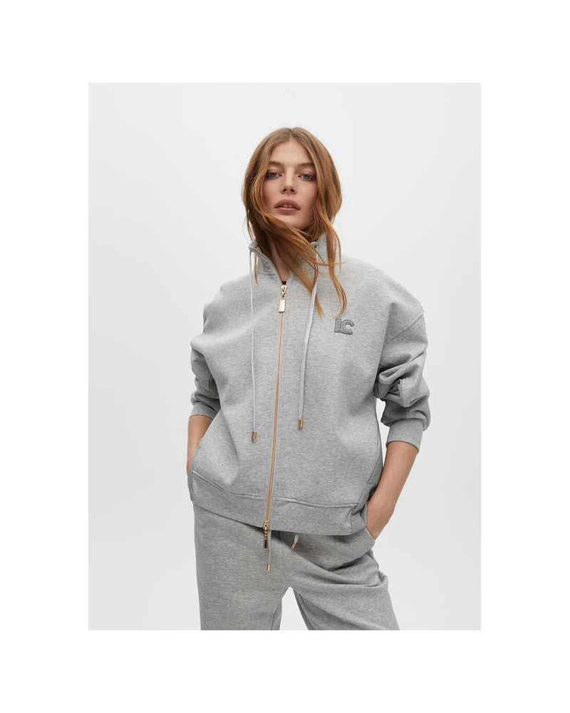 Sudadera gris detalle lateral de Lola Casademunt