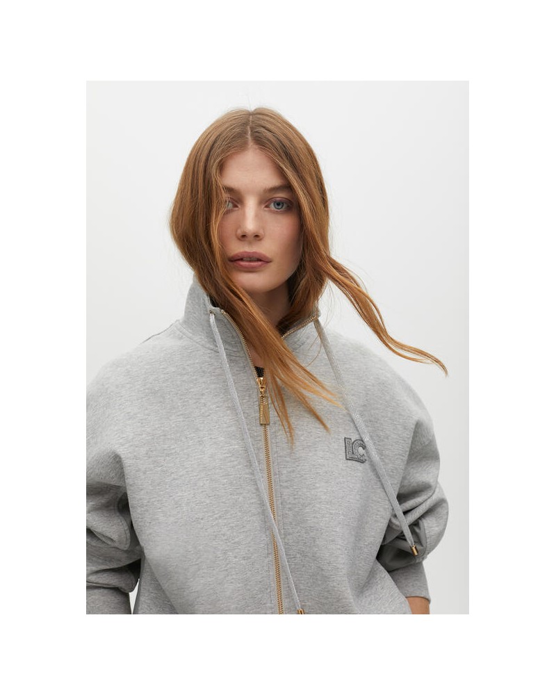 Sudadera gris detalle lateral de Lola Casademunt