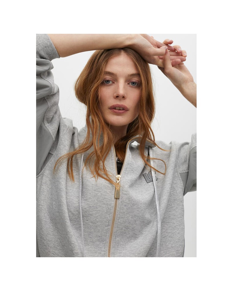 Sudadera gris detalle lateral de Lola Casademunt