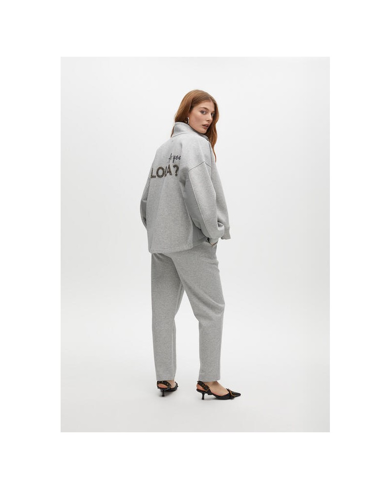 Sudadera gris detalle lateral de Lola Casademunt