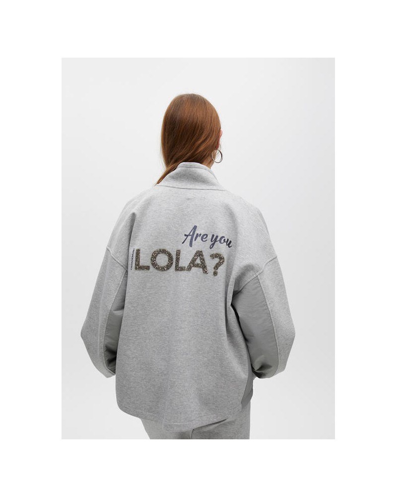Sudadera gris detalle lateral de Lola Casademunt