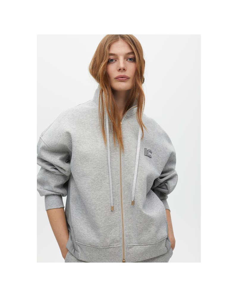 Sudadera gris detalle lateral de Lola Casademunt