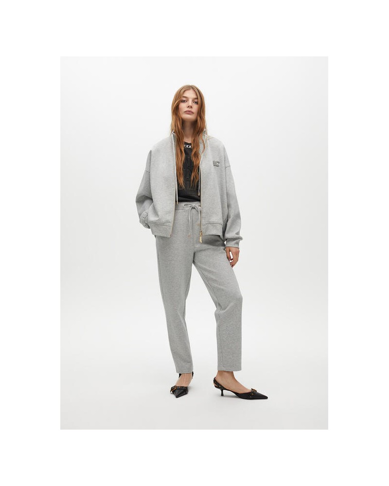 Sudadera gris detalle lateral de Lola Casademunt