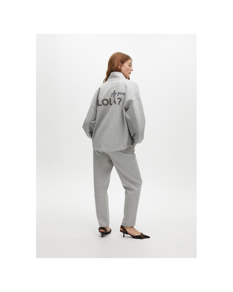 Sudadera gris detalle lateral de Lola Casademunt