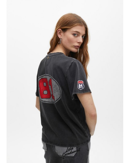 Camiseta con parches de Lola Casademunt