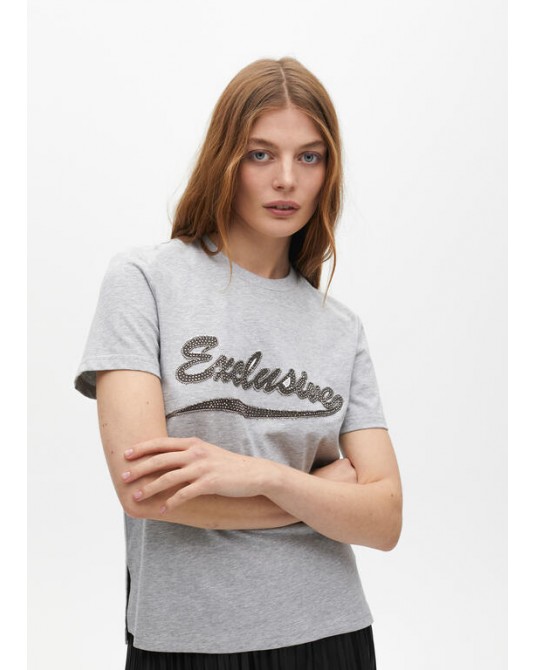 Camiseta gris con letras joya de Lola Casademunt