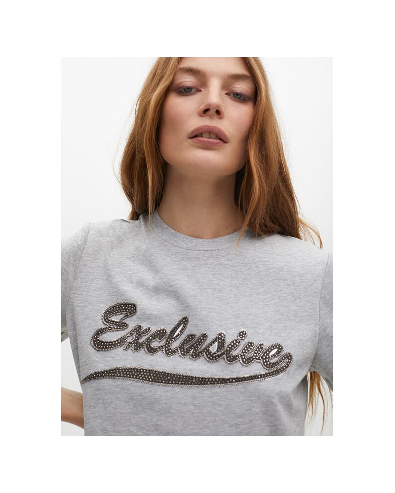 Camiseta gris con letras joya de Lola Casademunt