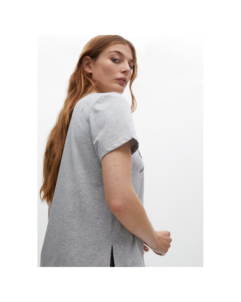 Camiseta gris con letras joya de Lola Casademunt
