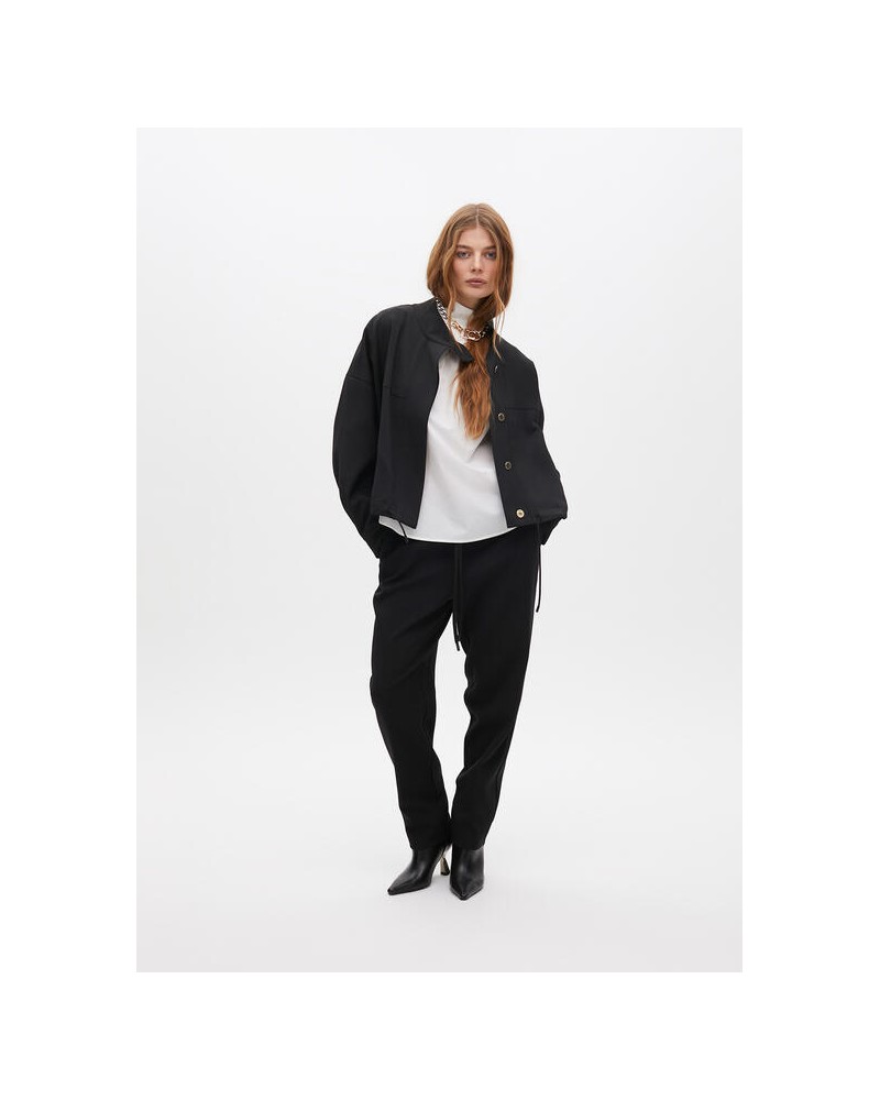 Chaqueta negra cintura ajustable de Lola Casademunt