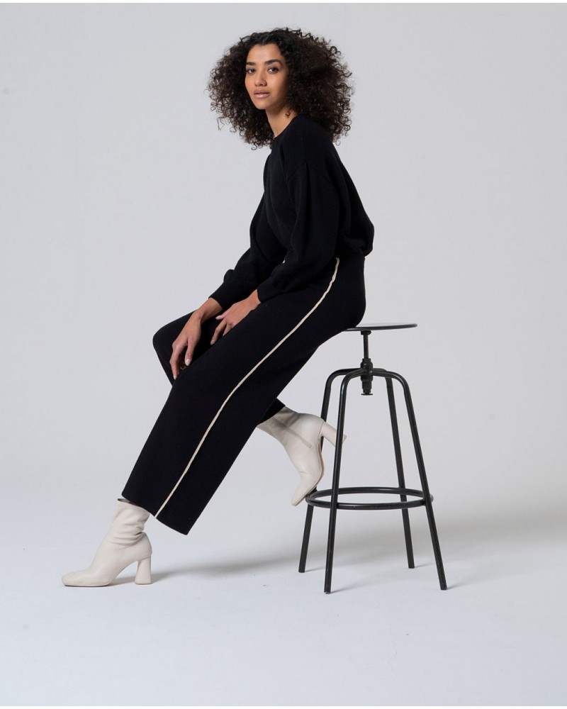 Pantalòn de punto negro con contraste de Surkana