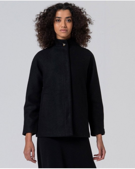 Abrigo corto negro estampado interior de Surkana