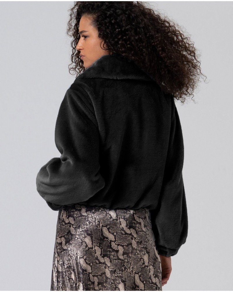 Chaqueta corta de pelo negra de Surkana