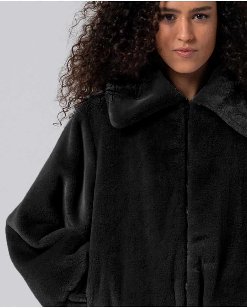 Chaqueta corta de pelo negra de Surkana