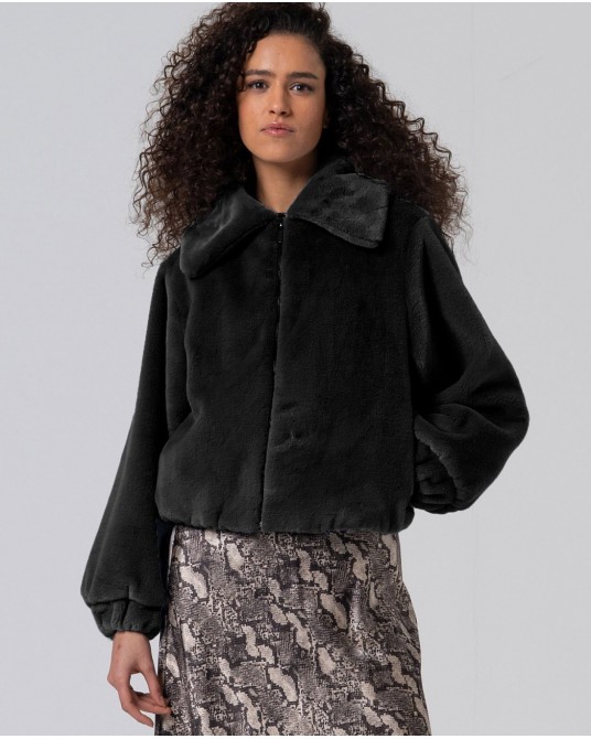 Chaqueta corta de pelo negra de Surkana
