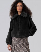 Chaqueta corta de pelo negra de Surkana