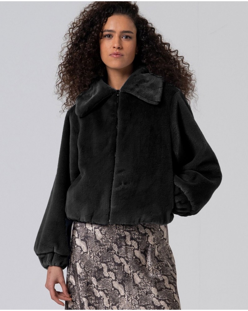 Chaqueta corta de pelo negra de Surkana