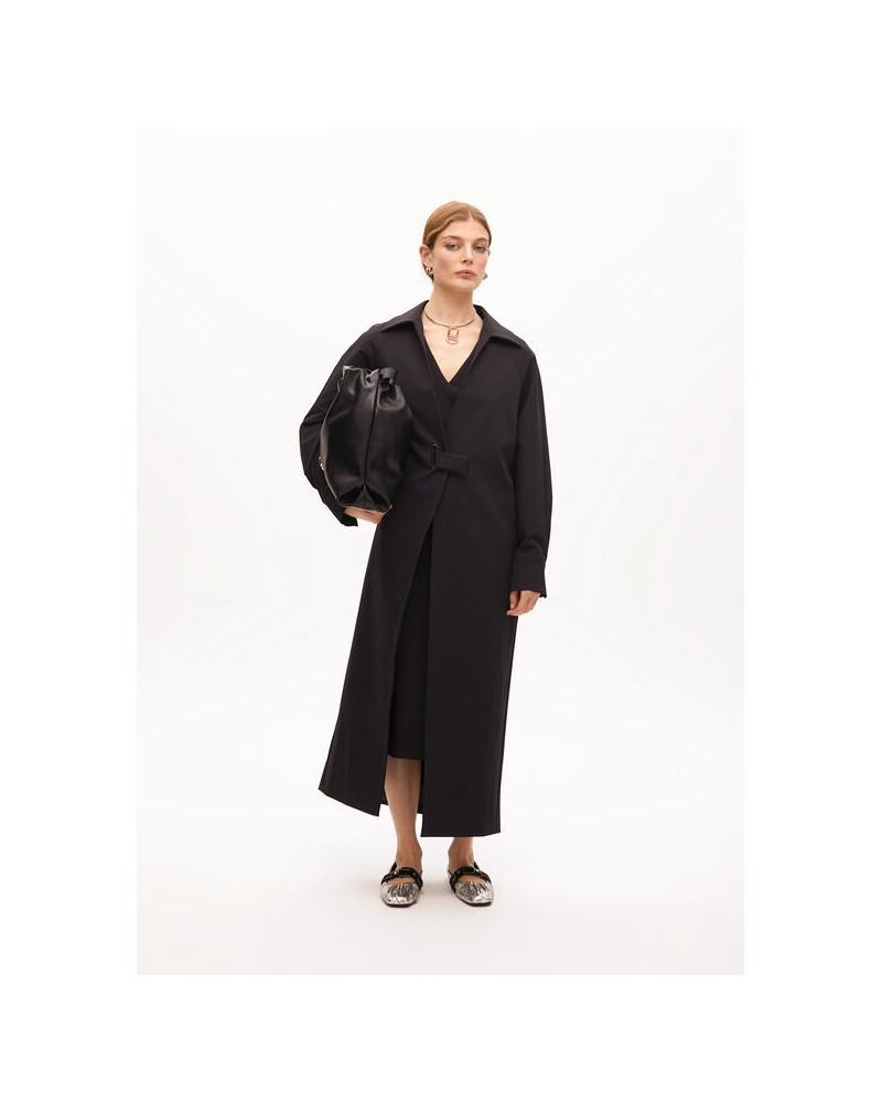 Trench con clinturòn azul marino de Lola Casademunt