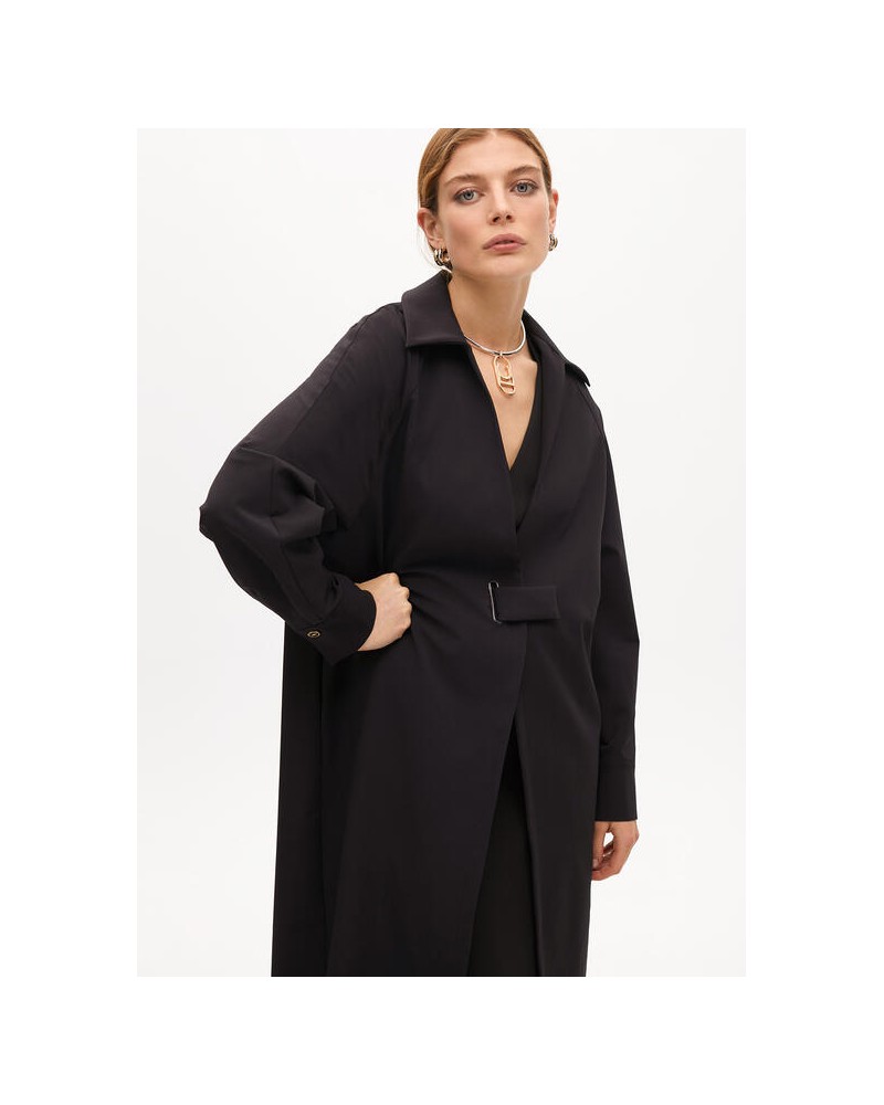 Trench con clinturòn azul marino de Lola Casademunt