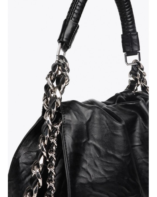Bolso negro arrugado de Lola Casademunt