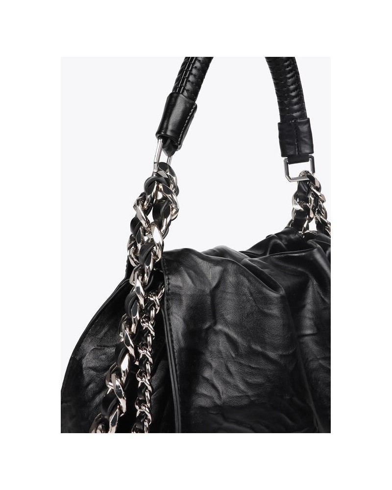 Bolso negro arrugado de Lola Casademunt