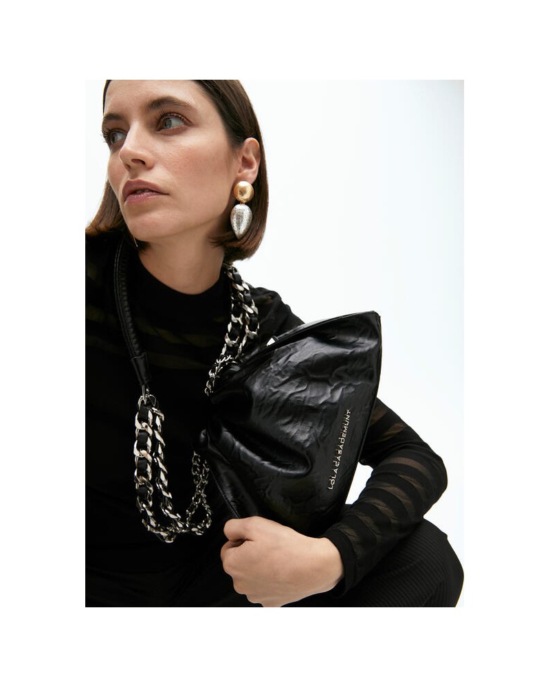 Bolso negro arrugado de Lola Casademunt