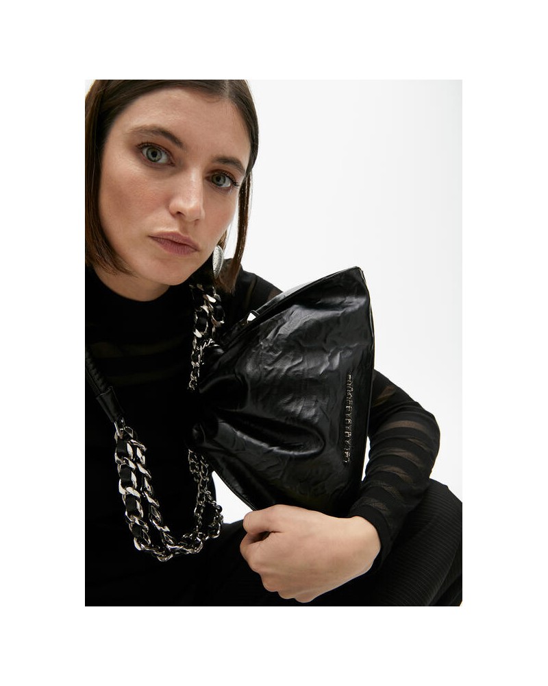 Bolso negro arrugado de Lola Casademunt
