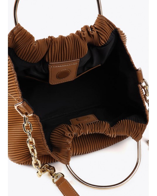 Bolso plisado engomado camel de Lola Casademunt