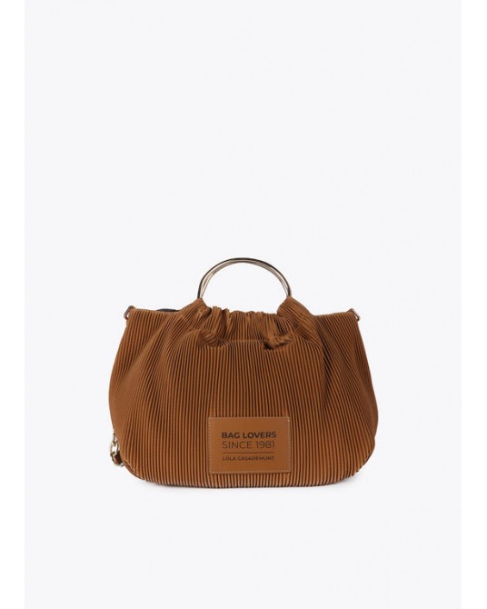 Bolso plisado engomado camel de Lola Casademunt