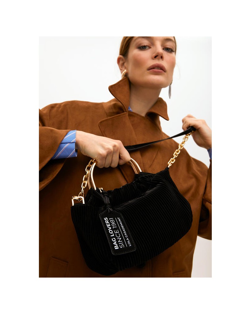Bolso plisado engomado negro de Lola Casademunt