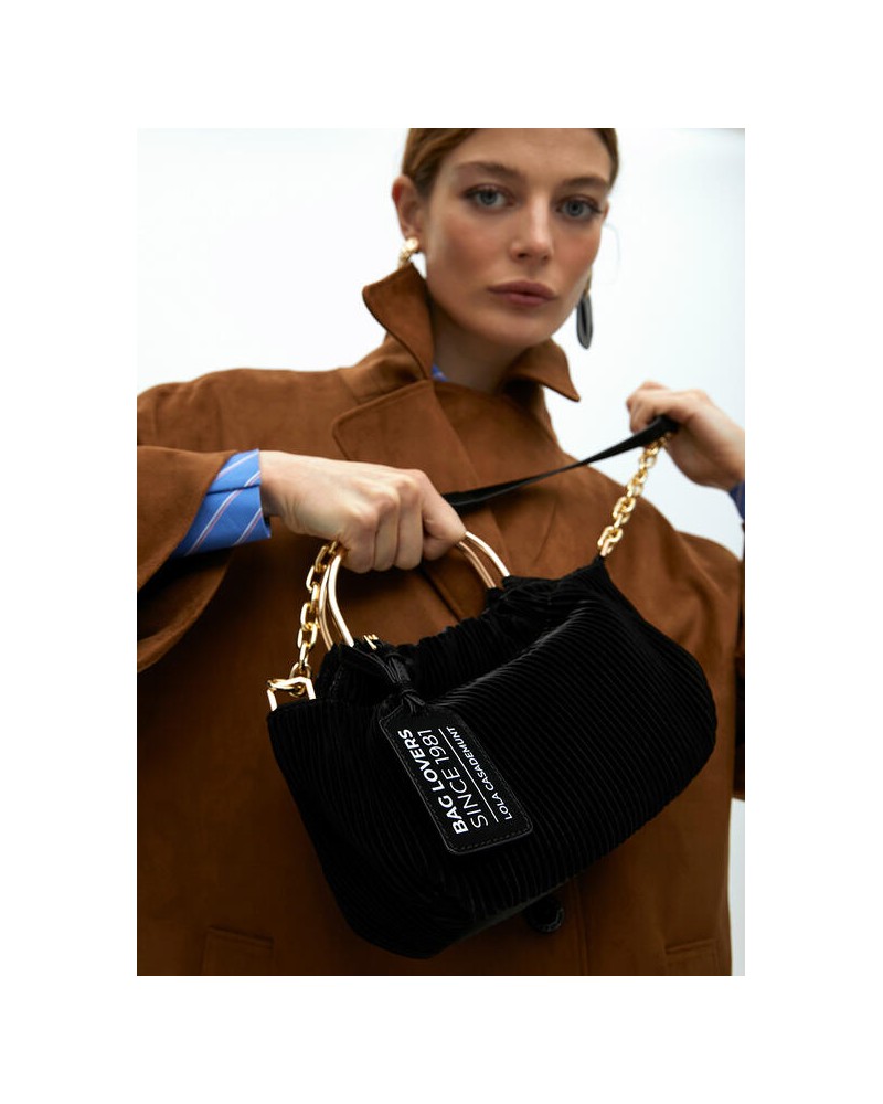 Bolso plisado engomado negro de Lola Casademunt