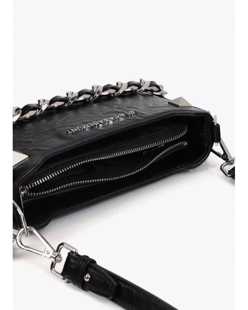 Bolso mini negro arrugado de Lola Casademunt