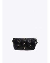 Bandolera acolchada negra con tachas de Lola Casademunt