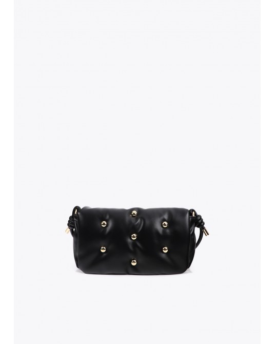 Bandolera acolchada negra con tachas de Lola Casademunt