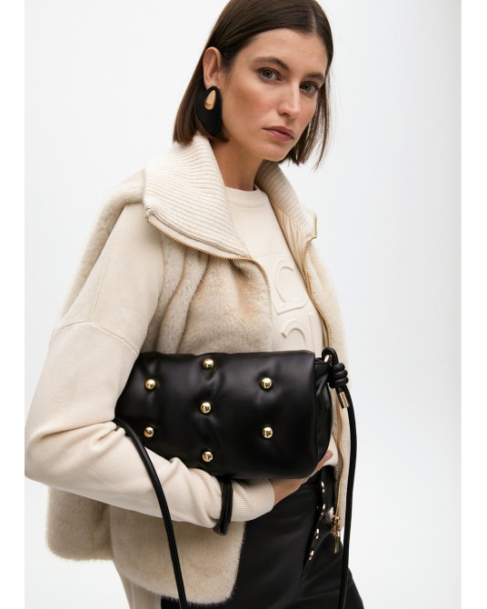 Bandolera acolchada negra con tachas de Lola Casademunt