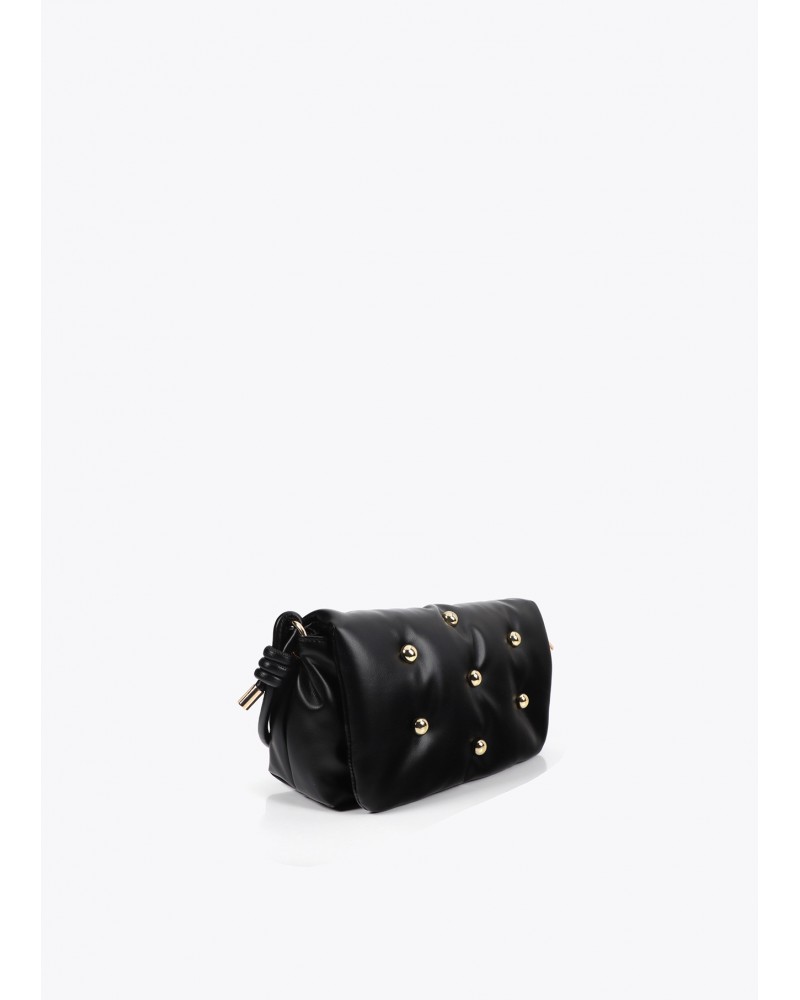 Bandolera acolchada negra con tachas de Lola Casademunt
