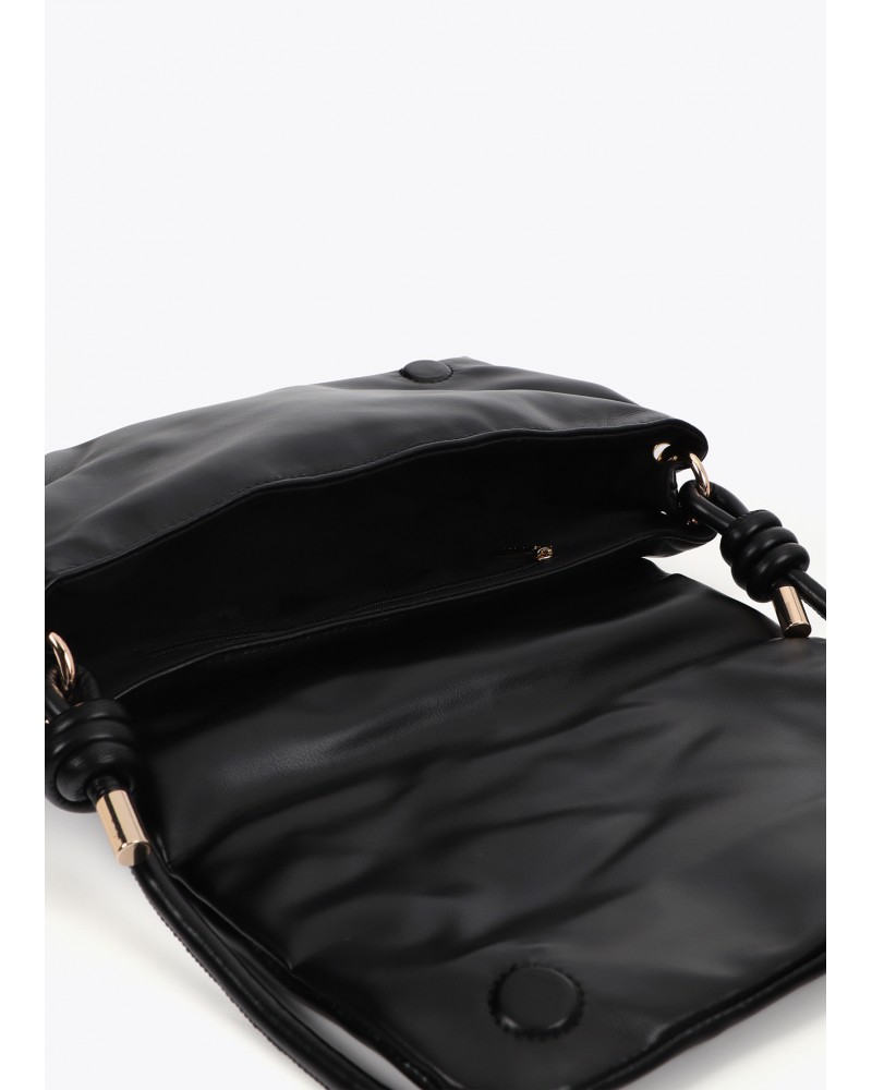 Bandolera acolchada negra con tachas de Lola Casademunt