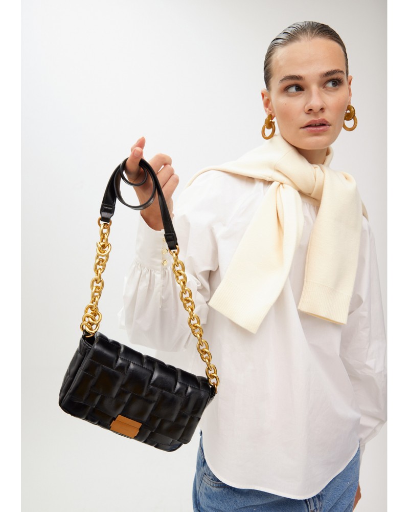 Bolso bandolera acolchado negro de Lola Casademunt